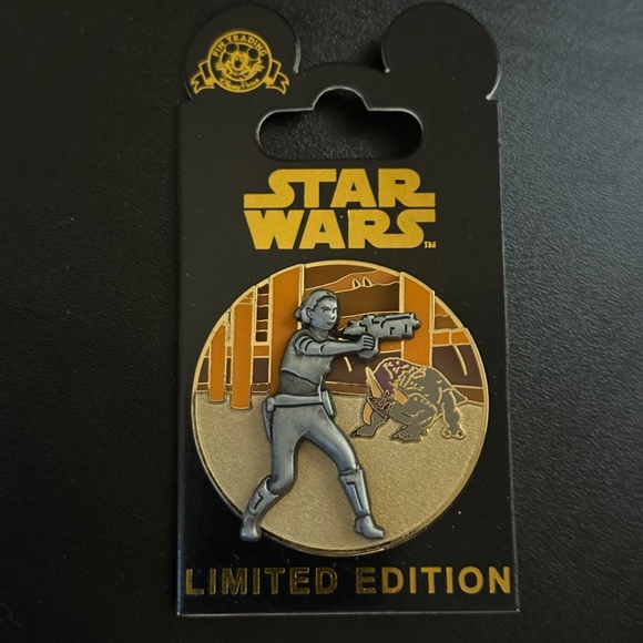 Disney Star Wars Pin of the Month - Geonosis with Amidala Limited Edition - Picture 1 of 2